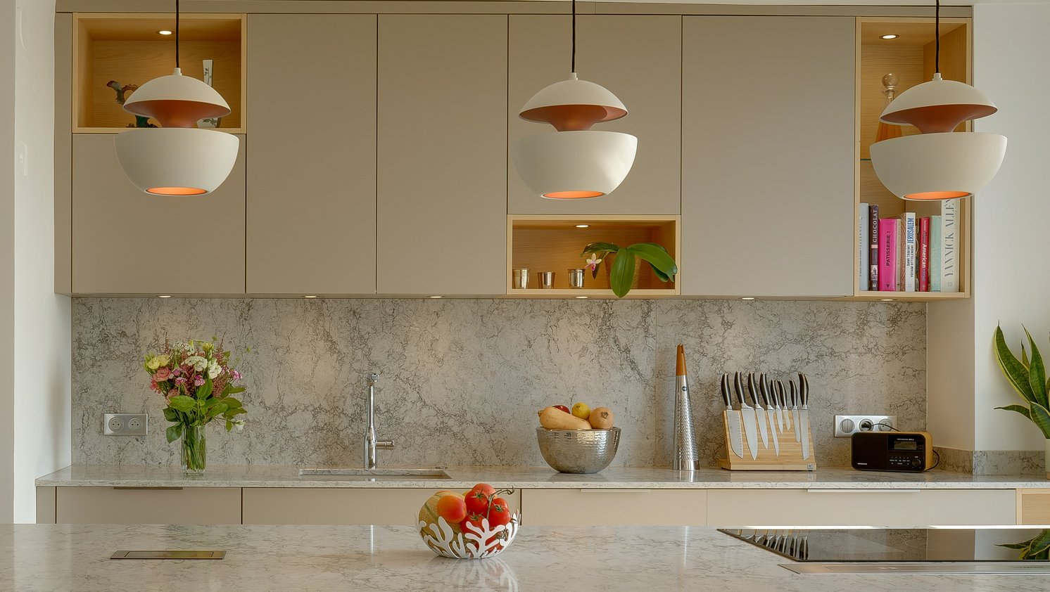 Cuisine-ouverte-lumineuse-elegante-perene-anglet