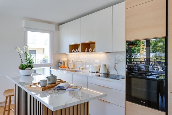 Cuisine-blanche-en-marbre-Perene