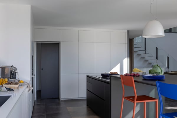 cuisine-blanche-moderne-rangement-encastre-perene-vannes