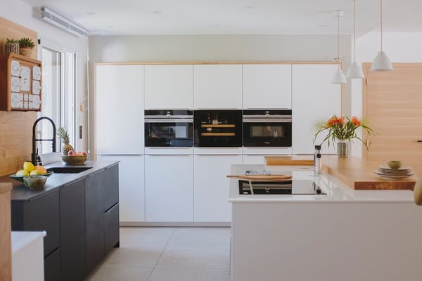Cuisine-claire-contemporaine-bois-blanc