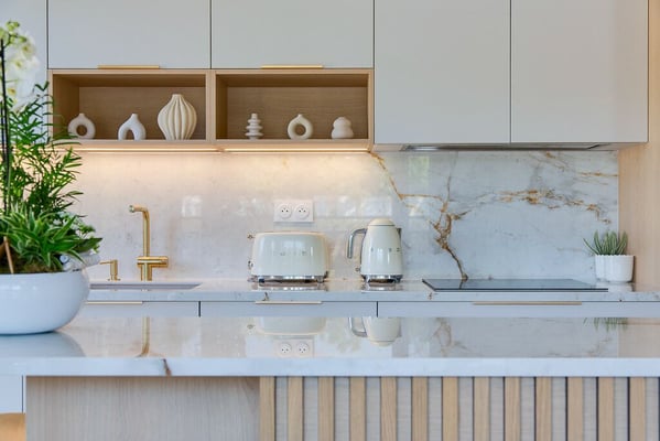 Cuisine-clair-marbre-blanc-bois-moderne