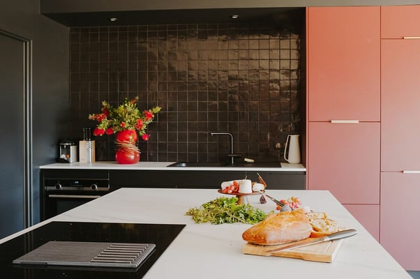 Cuisine-noir-credence-couleur