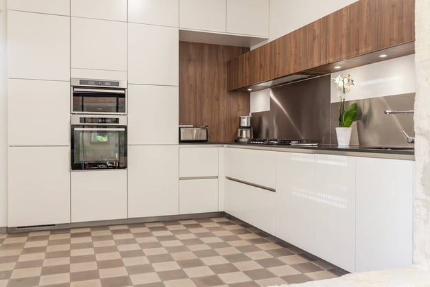 cuisine-mur-armoire-moderne-blanc-conviviale-nime-conception-sur-mesure