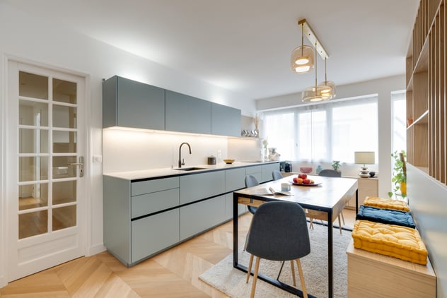 agencement sur mesure.séparation d’espace semi-ouverte.rangements intégrés.harmonie des matériaux.ambiance naturelle bois clair.luminaires suspendus design.continuité visuel (3)