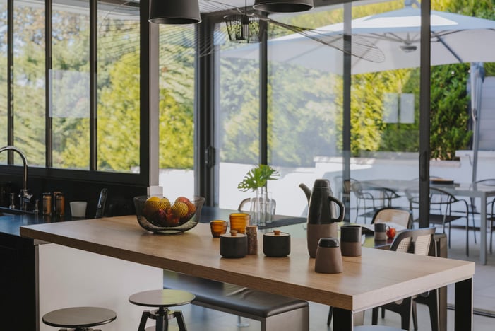 cuisine-ouverte-sur-exterieur-maison-architecte-perene