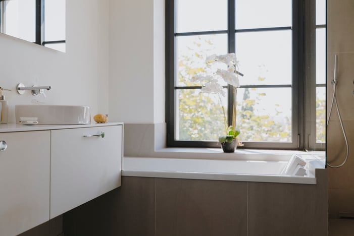 salle-de-bain-lumineuse-blanche-dans-maison-architecte-perene