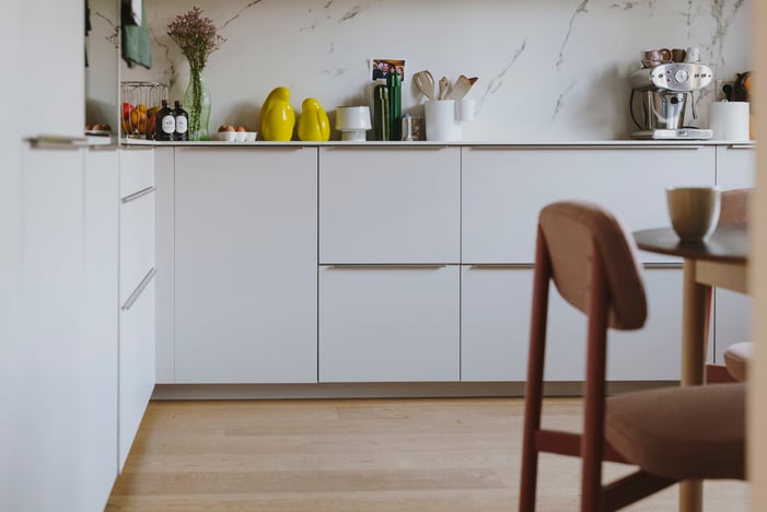 cuisine-design-dinatoire-blanche-marbre-perene