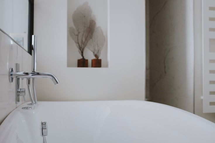 salle-de-bain-gres-cerame-effet-marbre-blanc-perene salle-de-bain-gres-cerame-effet-marbre-blanc-perene