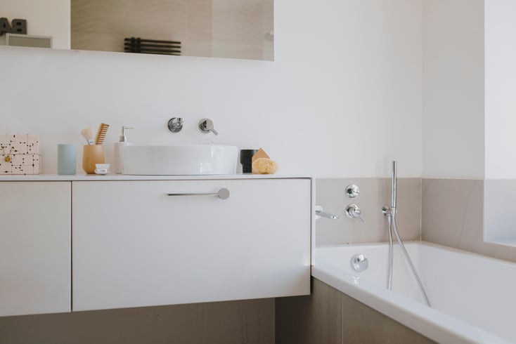 salle-de-bain-minimaliste-blanche-maison-architecte-perene