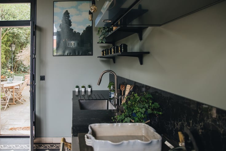 evier-fenetre-cuisine-noir-mat