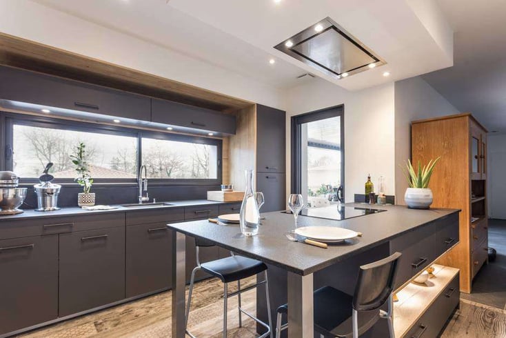 cuisine-sur-mesure-ilot-centrale-moderne-perene