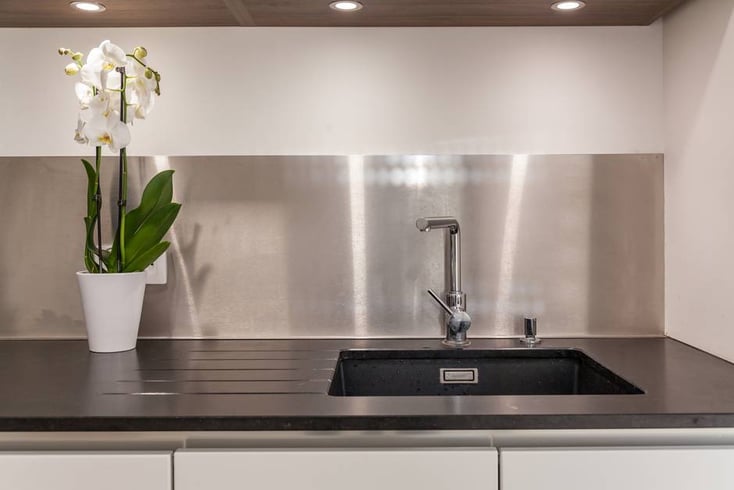 perene-cuisine-moderne-cr%C3%A9dance-argent-mitigeur-plan-de-travail-nimes