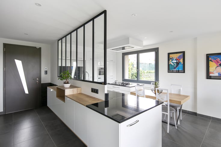 cuisine-moderne-ilot-blanche-noire-perene-saint-martin-en-haut-4_1