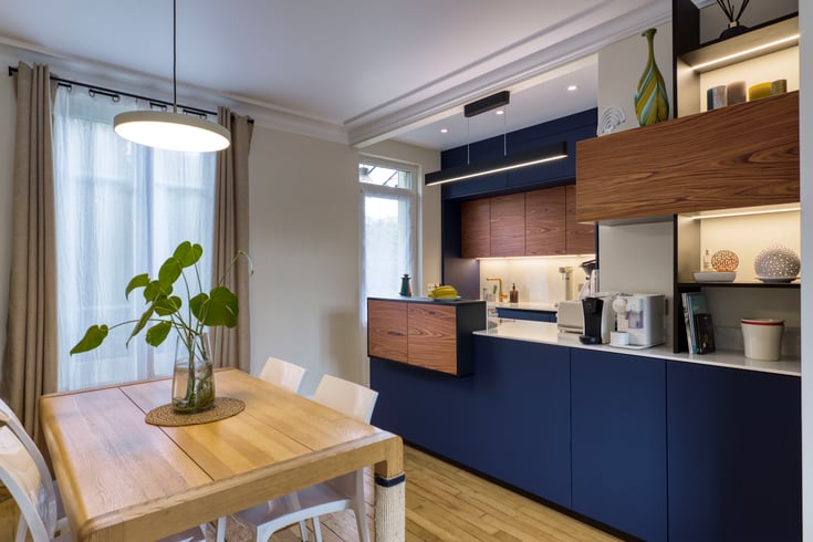 Cuisine_bleue_fenix_bois_haut_de_gamme_agencement_moderne