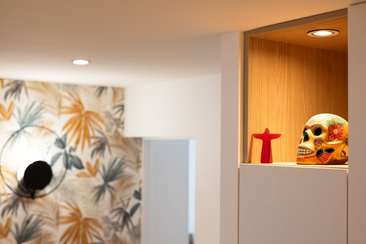 rénovation complète appartement Boulogne-Billancourt.entrée avec banc de rangement intégré.cloison bois ajourée sur mesure.cuisine design avec ilot central.mobilier intégré (3) rénovation complète appartement Boulogne-Billancourt.entrée avec banc de rangement intégré.cloison bois ajourée sur mesure.cuisine design avec ilot central.mobilier intégré (3)