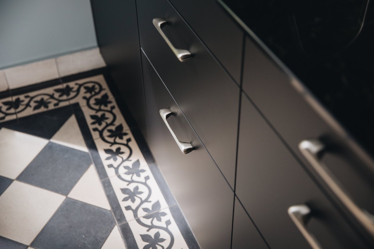 detail-poignee-cuisine-noir-mat