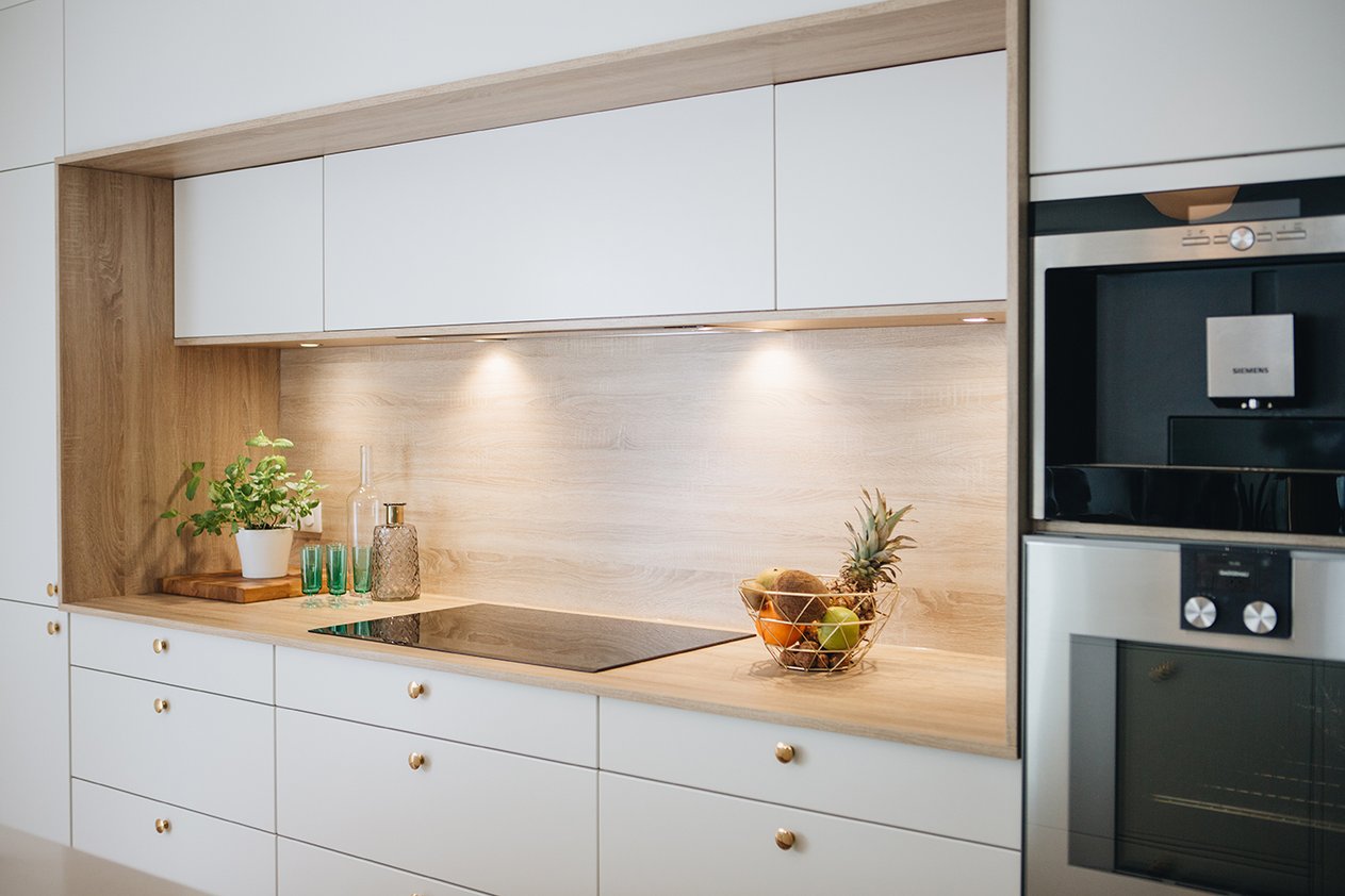 Cuisine-sur-mesure-perene-blanc-design-brillant_0