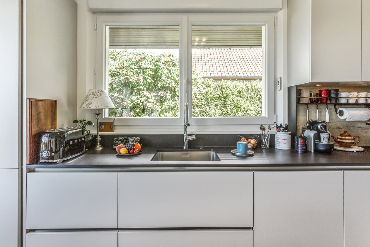 Perene-Amiens-cuisine-noir-et-blanche-spacieuse