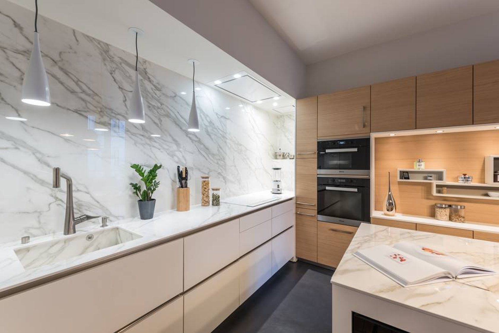 perene-lyon-agencement-cuisine-sur-mesure-marbre-balnc-bois-luxe