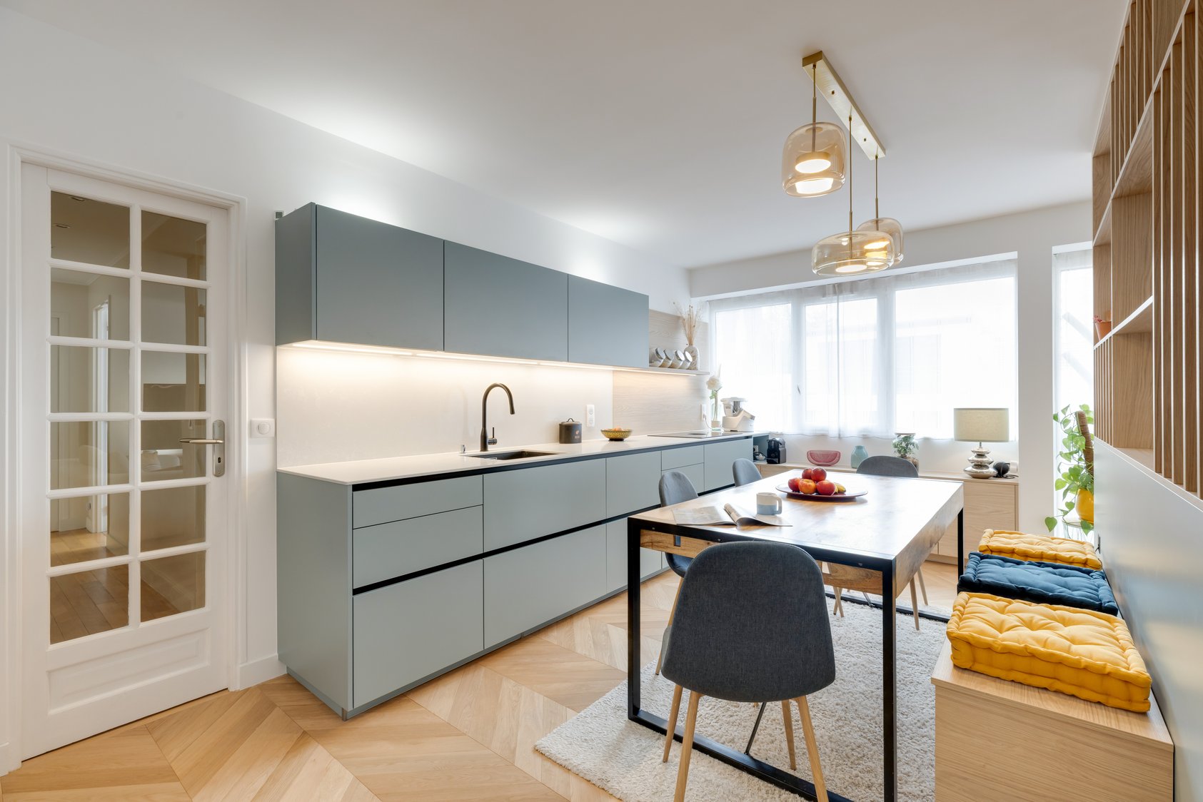 agencement sur mesure.séparation d’espace semi-ouverte.rangements intégrés.harmonie des matériaux.ambiance naturelle bois clair.luminaires suspendus design.continuité visuel (3) agencement sur mesure.séparation d’espace semi-ouverte.rangements intégrés.harmonie des matériaux.ambiance naturelle bois clair.luminaires suspendus design.continuité visuel (3)