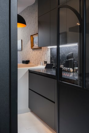 Cuisine sur-mesure intégrée dans un appartement haussmannien à Deauville