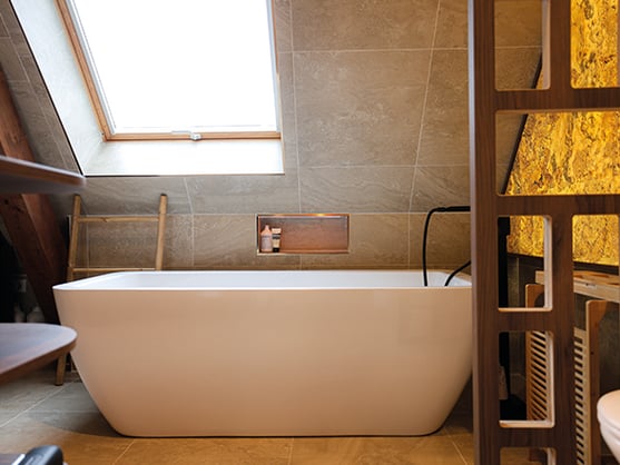 Vue sur la baignoire îlot avec sa niche encastrée au mur