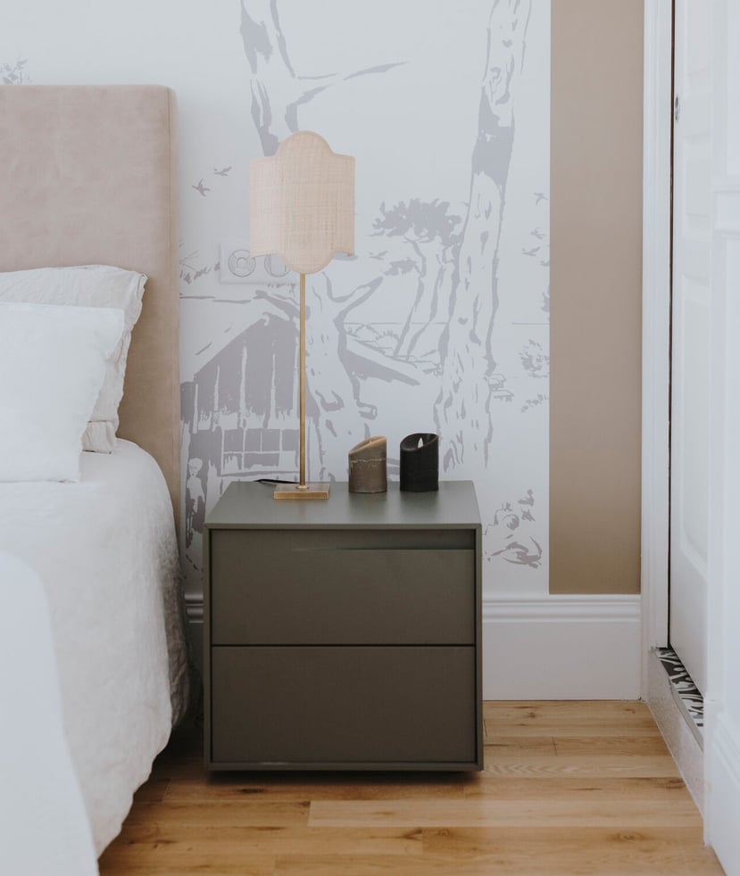 table-de-chevet-dans-chambre-lumineuse-perene table-de-chevet-dans-chambre-lumineuse-perene