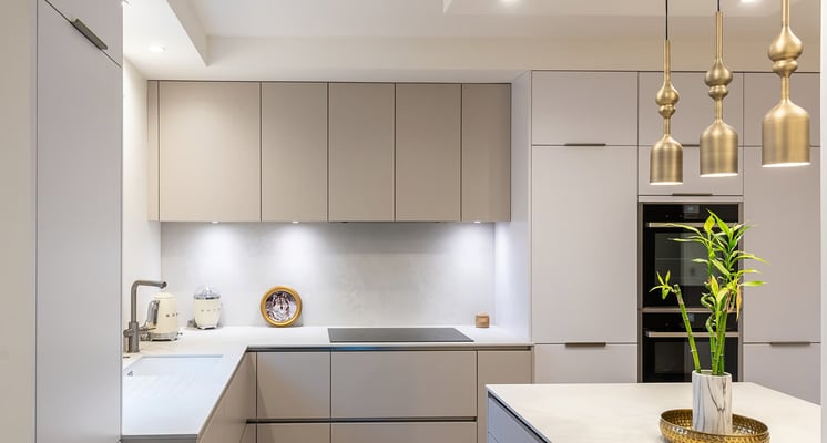 Cuisine grise et blanche lumineuse ouverte perene