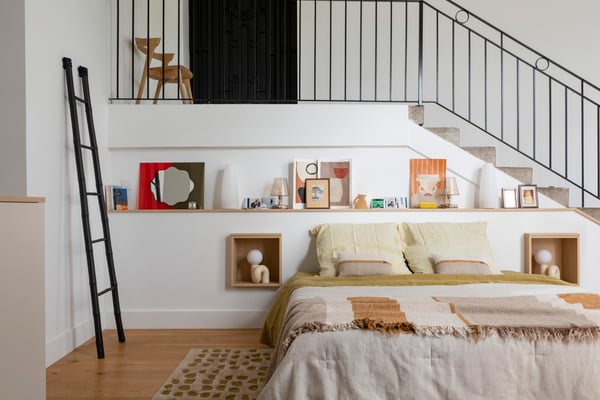 Chambre-rangements-mansardee-niches-sur-mesure-perene