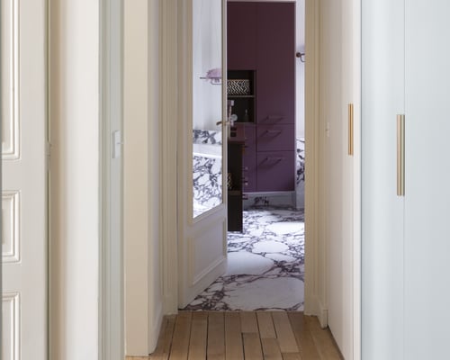 vue sur salle de bain depuis couloir dans appartement Haussmannien vue sur salle de bain depuis couloir dans appartement Haussmannien