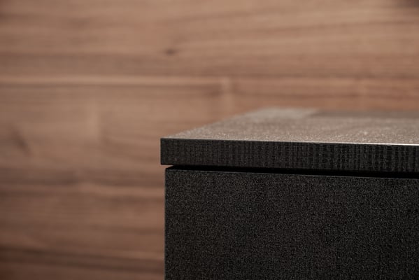 coin de meuble sur mur de chalet en bois