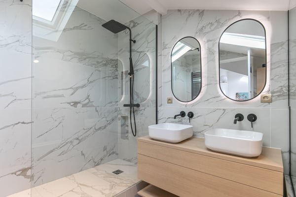 salle de bain au design épuré Perene