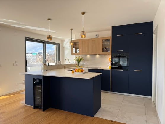 Vue d'ensemble sur la cuisine ouverte bleu et bois, sur mesure