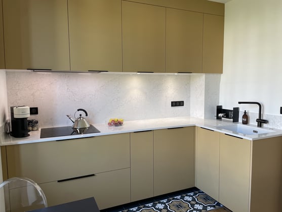 Cuisine sur mesure contemporaine en finition Camel verni avec plan de travail et crédence marbrée clair à Marlenheim