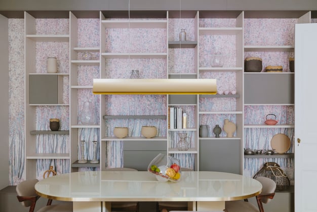 Salle à manger avec bibliothèque intégrée en fond