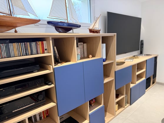  Le bleu indigo, posé en aplats, rythme les cases sans jamais les alourdir.