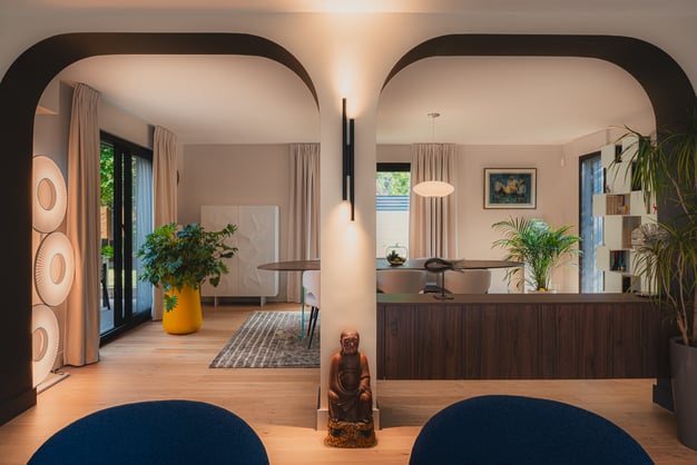 Agencement intérieur contemporain avec arches architecturales, bibliothèque sur mesure et meuble séparatif en noyer réalisé par PERENE Caen.