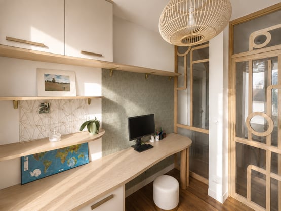 Espace bureau sur mesure, élégant et lumineux.