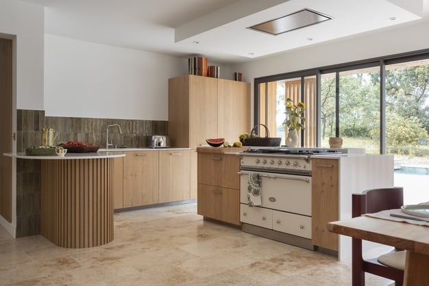 Cuisine bois vue d'ensemble, ilot central et électro ménagers