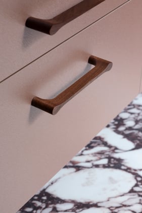 Salle-de-bains-meuble-detail-tiroir-rose-poignees