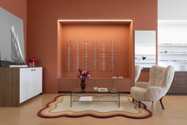 Cabinet opticien sur mesure fauteuil tapis, mur terracotta et décoration