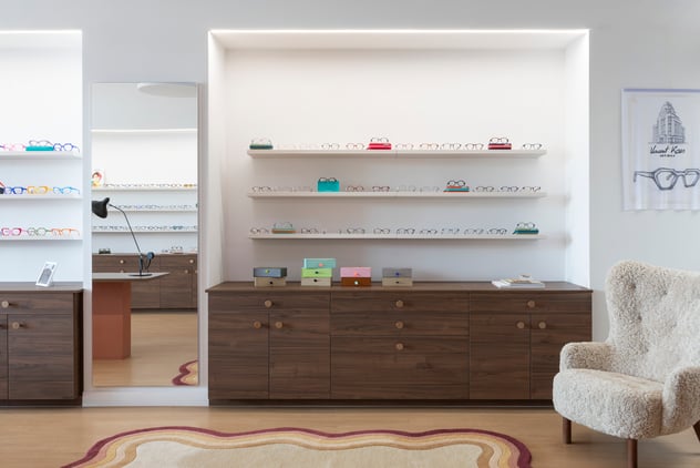 Boutique opticien, meuble bas sur mesure et décoration