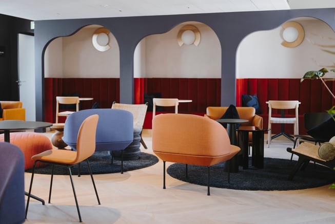 Espace coworking bleu et orange chaises et salon d'accueil cosy Espace coworking bleu et orange chaises et salon d'accueil cosy