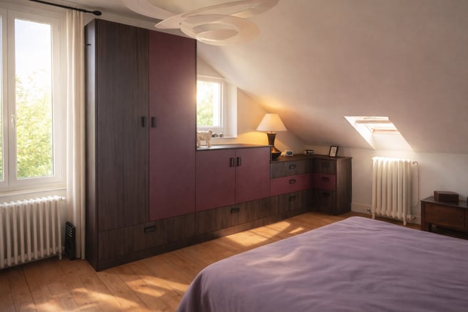 Dressing sur mesure en sous-pente, lie-de-vin et noyer