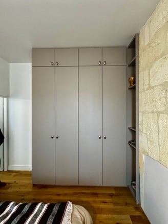 Un dressing qui épouse parfaitement cet intérieur d'époque, entièrement repensé