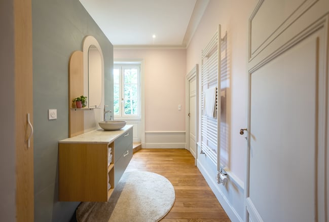 Salle de bain avec meuble vasque bois et vert d'eau
