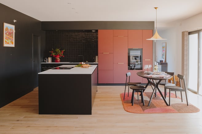 Cuisiner contemporaine corail terracotta noir