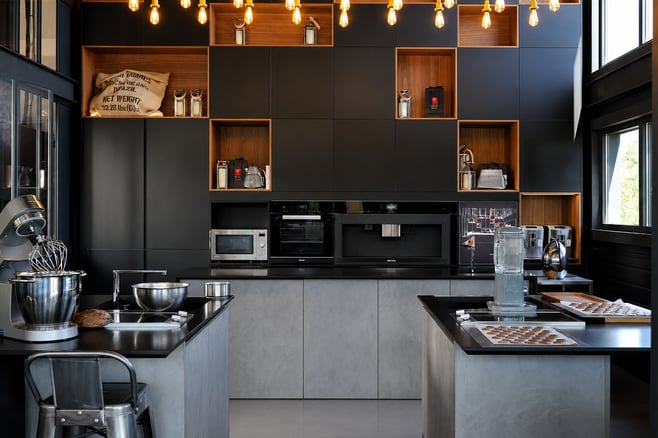 Cuisine de la chocolaterie style industrielle noire et grise