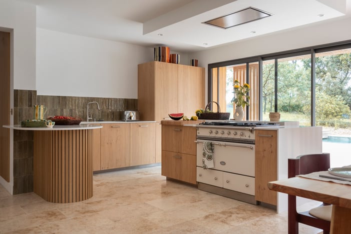 Cuisine bois vue d'ensemble, ilot central et électro ménagers