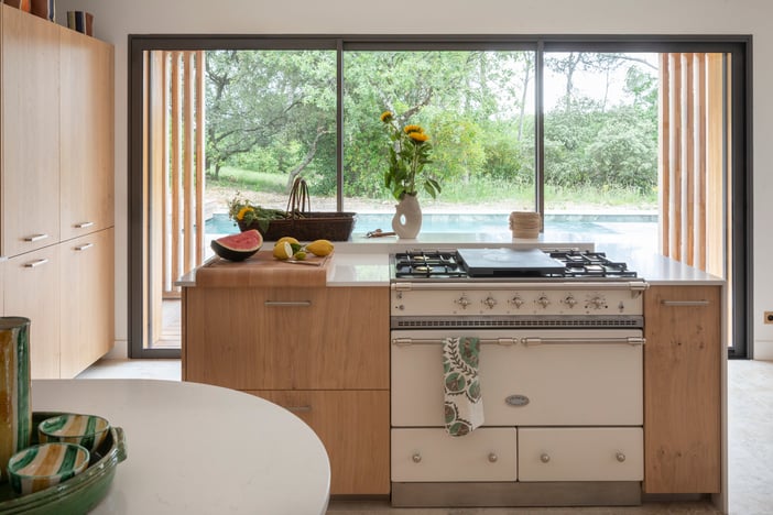 Cuisine avec vue sur l'extérieur 